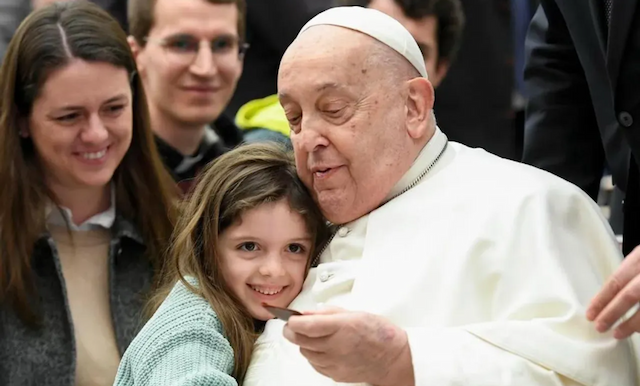 Papa Francisco recebe alta hospitalar e agradece aos fiéis