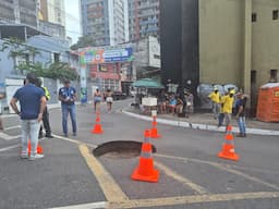 Parte do asfaldo cede e abre cratera na entrada do Campo Grande