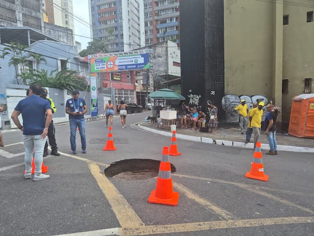 Parte do asfalto cede e abre cratera na entrada do Campo Grande