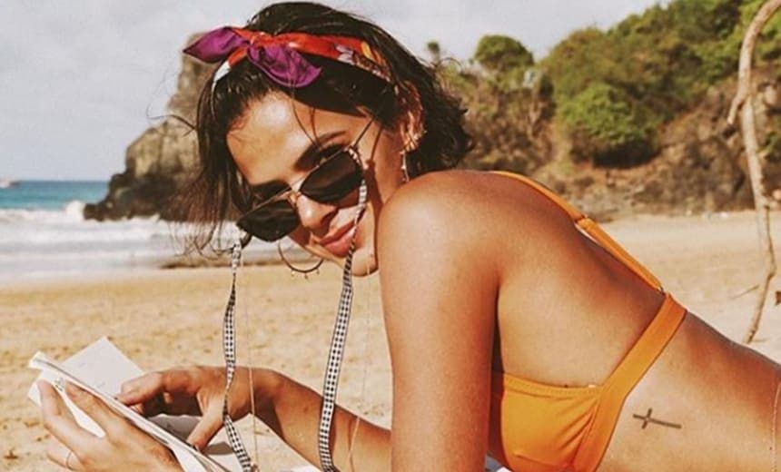 Bruna Marquezine surge sexy de biquíni e corpo cheio de areia; veja