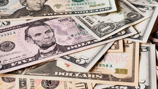 Dólar tem queda e fecha no menor nível desde o fim de novembro