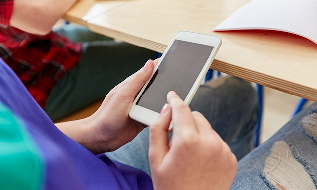 Restrição do celular em escolas gera debate entre educadores, pais e alunos