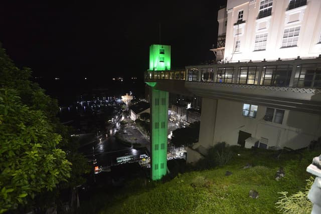 Elevador Lacerda e Farol da Barra recebem iluminação especial para o mês de junho