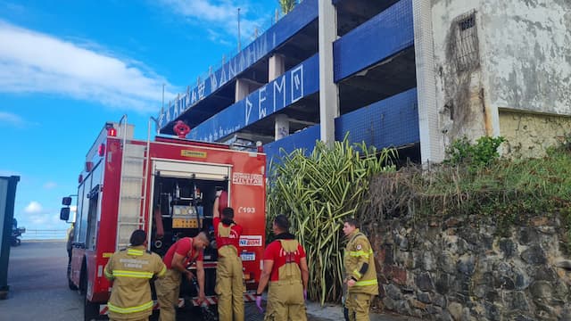 Incêndio atinge imóvel abandonado em Ondina 