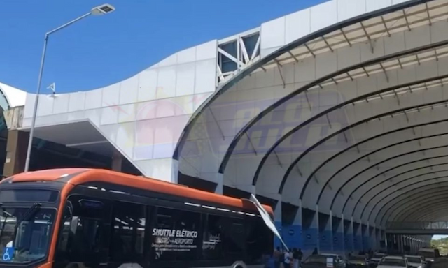 Parte do teto do Aeroporto de Salvador desaba e cai em cima de ônibus