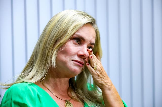 Ivana Bastos se emociona ao tomar posse como presidente da AL-BA