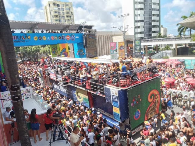 Olodum arrasta multidão durante Pipoca no Campo Grande 