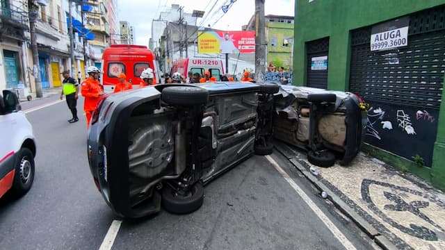 Carros capotam na Rua Carlos Gomes; três pessoas ficam feridas