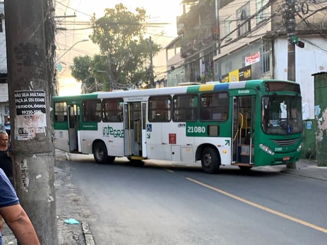 Ônibus são atravessados em via de Tancredo Neves após morte de morador