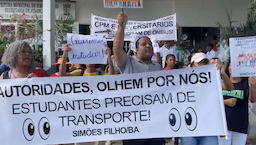 Estudantes protestam em Simões Filho contra a suspensão do transporte