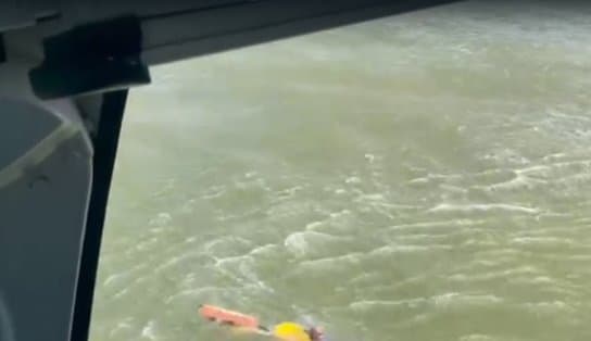 Homem é resgatado no meio do mar por helicóptero na Bahia e vídeo do resgate impressiona; assista  