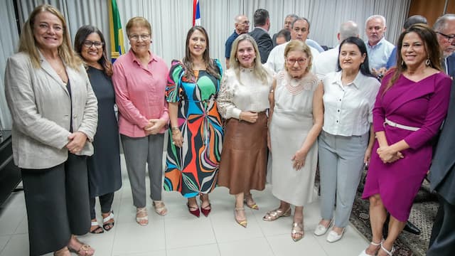 Ivana Bastos é recepcionada pela bancada feminina da AL-BA