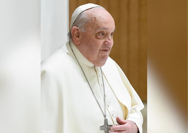 Papa segue estável e apresenta leve melhora, segundo Vaticano