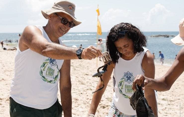 Defensores do meio ambiente realizam ações de incentivo à sustentabilidade em praias de Salvador