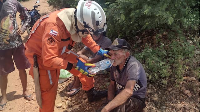 Bombeiros auxiliam em resgate de idoso de 90 anos desaparecido na Bahia