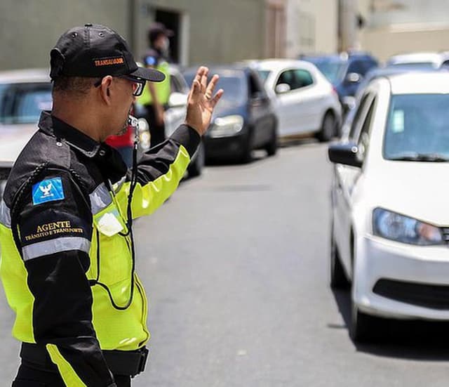 Av. Juracy Magalhães interditada para instalação de passarela na noite desta quinta (29)