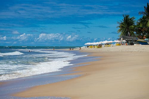 Adolescente é arrastado por correnteza e desaparece na Praia de Itacimirim