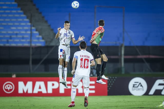 Bahia joga mal e liga alerta para jogo de volta contra o Boston River