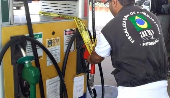 Postos de combustíveis são interditados por venda de gasolina adulterada