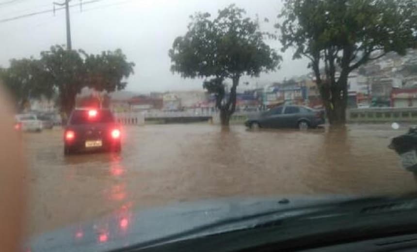 Vídeos: chuva forte alaga ruas e causa transtornos no município de Jacobina