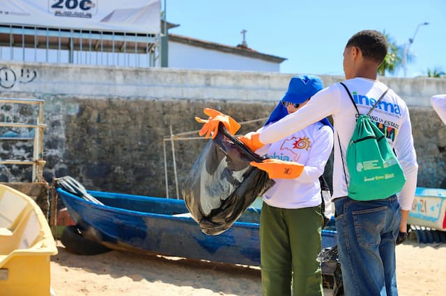 Mutirão de limpeza recolhe 180 kg de resíduos da praia do Rio Vermelho