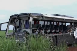 O ônibus colidiu com um caminhão