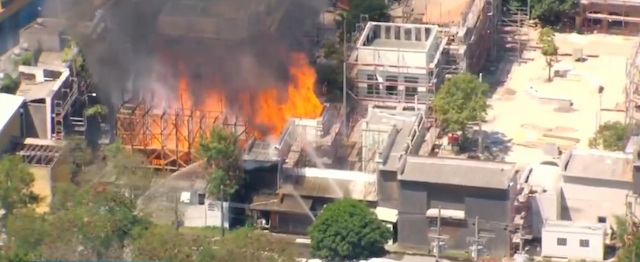 Incêndio atinge cidade cenográfica de novela nos Estúdios Globo