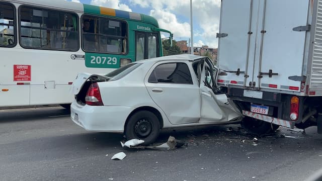 Acidente entre dois carros e um caminhão deixa ferido em Salvador