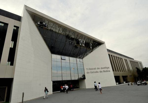 TJ-BA afasta três juízes por suspeitas de grilagem, corrupção e agiotagem em Porto Seguro