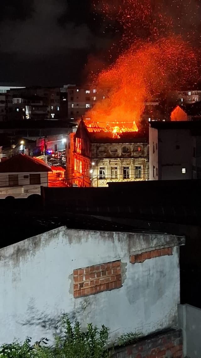 Incêndio atinge imóvel no Santo Antônio Além do Carmo; vídeo