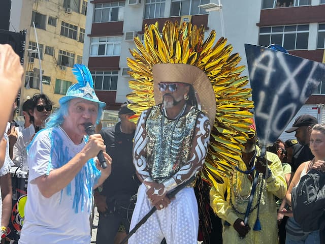 Brown se apresenta no 'Arrastão' com Armandinho e 250 percussionistas