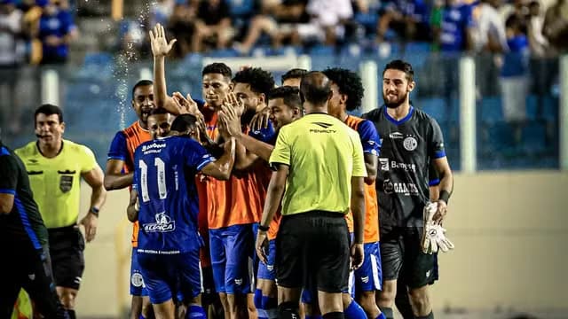 Confiança vence Sampaio Corrêa e encosta no G-4 da Copa do Nordeste