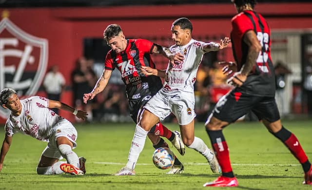 Vitória pressiona e vence o Porto com gol próximo do final da partida