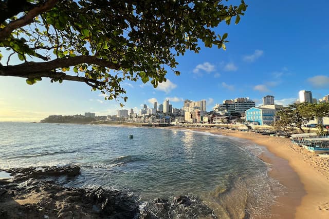 Dupla é detida após tentar assaltar turistas estrangeiros em Salvador