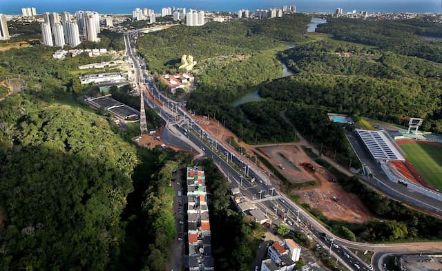 Suspeitos tentam fugir após roubo e causam acidente na Pinto de Aguiar