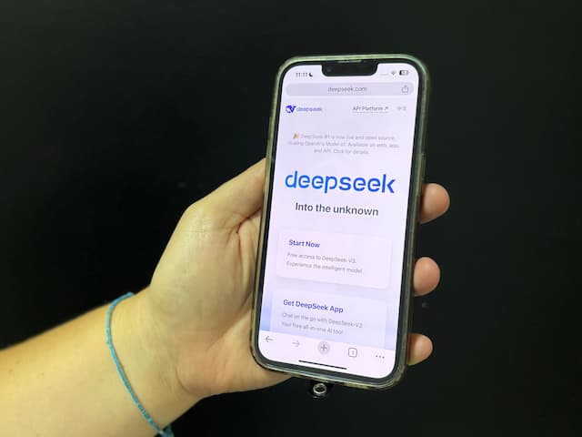 Em papo com o Aratu On, DeepSeek se diz 'colega' de trabalho do ChatGPT