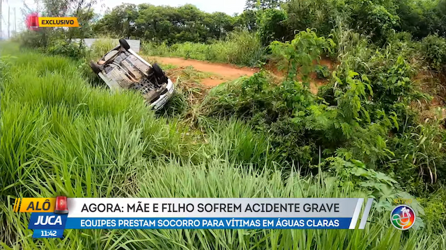 Carro capota em viaduto em Águas Claras, na BR-324