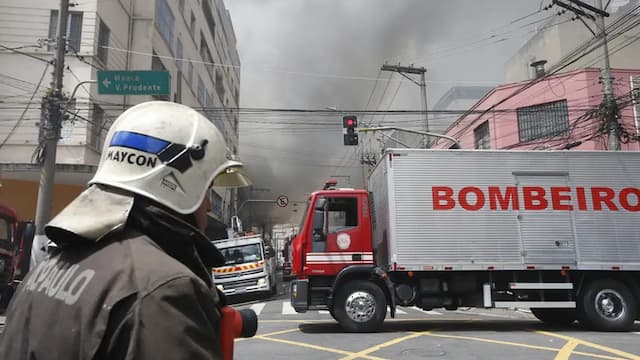 Bombeiros encerram trabalhos três dias após incêndio na região do Brás