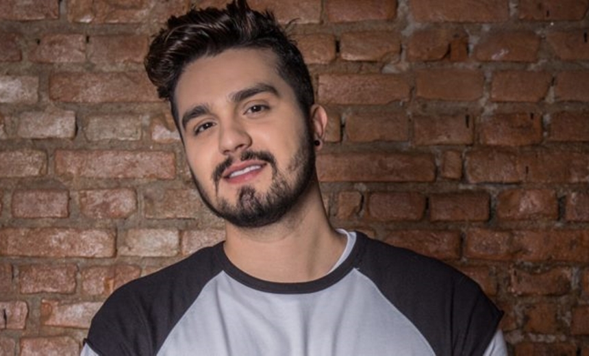 Luan Santana Ganha Suti De F E Veste Em Cima Do Palco Durante Show