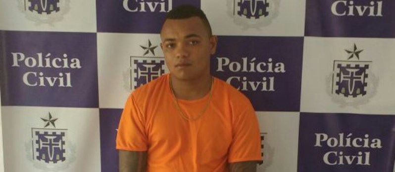 ‘COM A BOCA NA BOTIJA’: Traficante é preso vendendo drogas a usuário em Feira de Santana