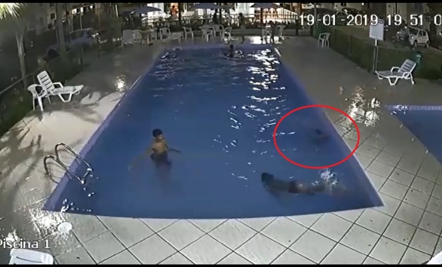 Num Piscar De Olhos Criança Se Afoga Em Piscina E é Salva Por Porteiro De Prédio Assista