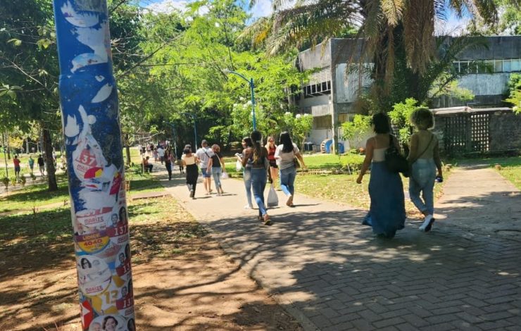 De moto, aluna chega dois minutos atrasada no Central e perde Enem