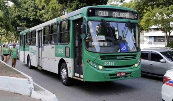 Frota de ônibus é ampliada para nova fase de reabertura do comércio em Salvador durante pandemia