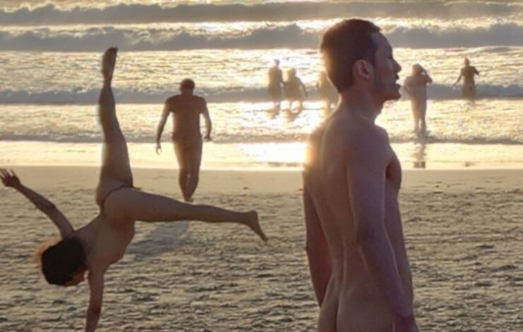 Grupo pelado invade praia para alertar sobre câncer da pele; veja fotos