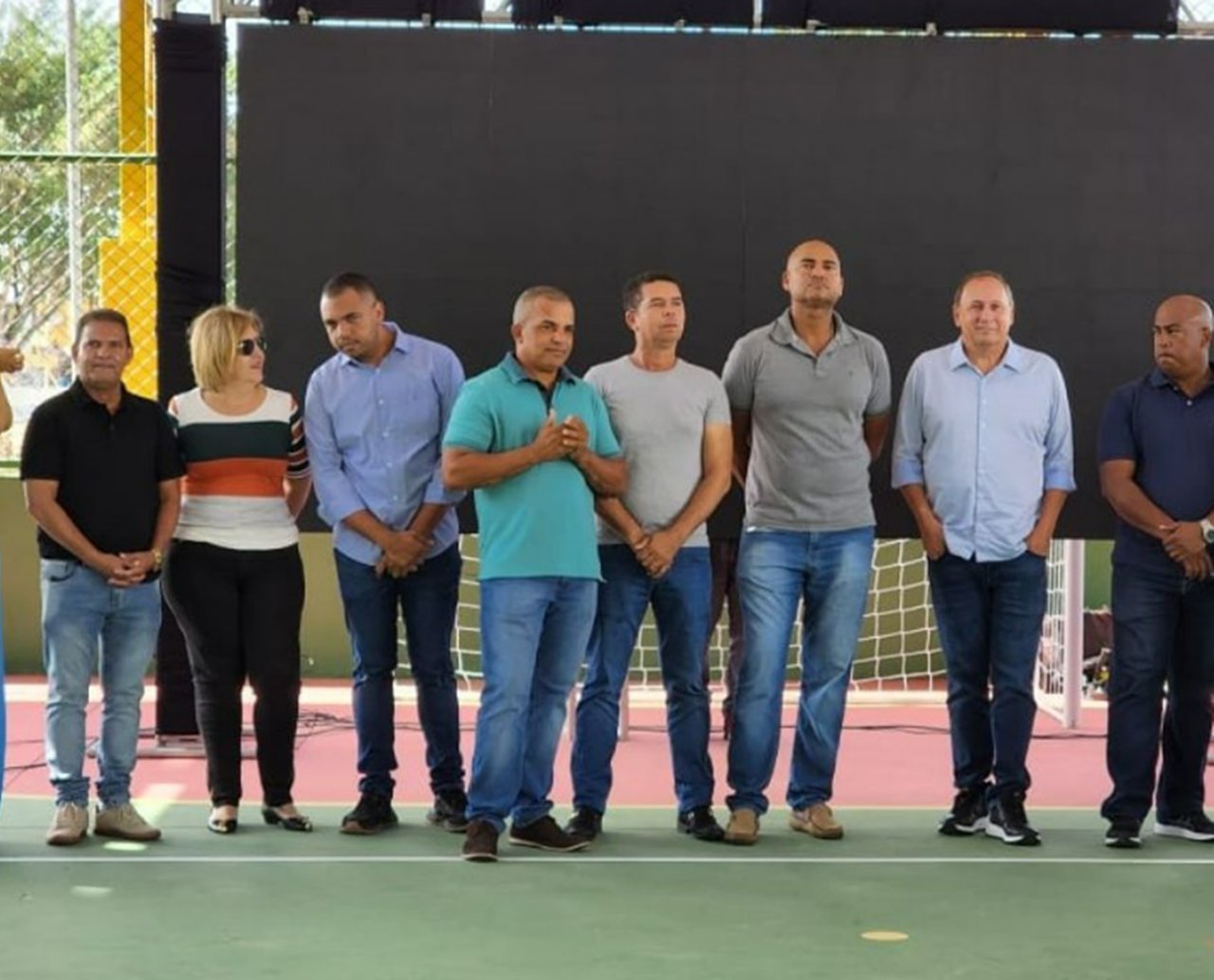 Mata de São João Prefeito, secretária e vereadores são atingidos por telão que despencou em