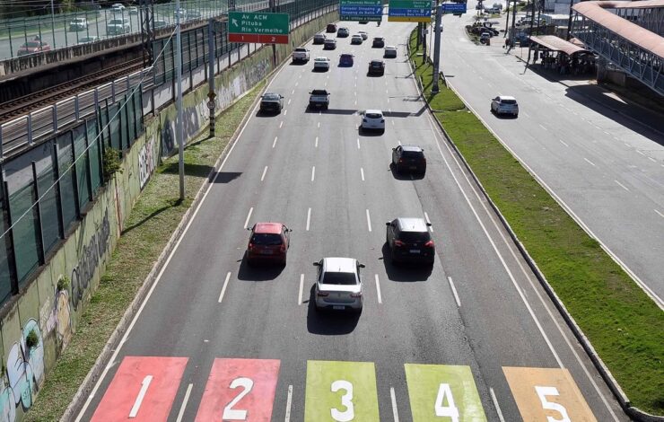 Para tentar organizar trânsito na Paralela, Transalvador pinta nova sinalização; o que muda?