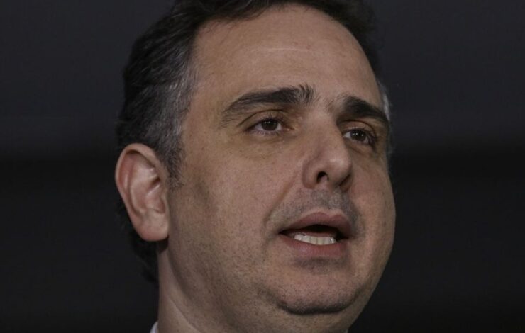 Rodrigo Pacheco &eacute; reeleito presidente do senado com apoio de Lula