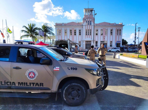 PMs socorrem crian&ccedil;a no Terminal Tur&iacute;stico N&aacute;utico da Bahia