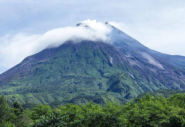 Vulcão entra em erupção e deixa região em alerta na Indonésia