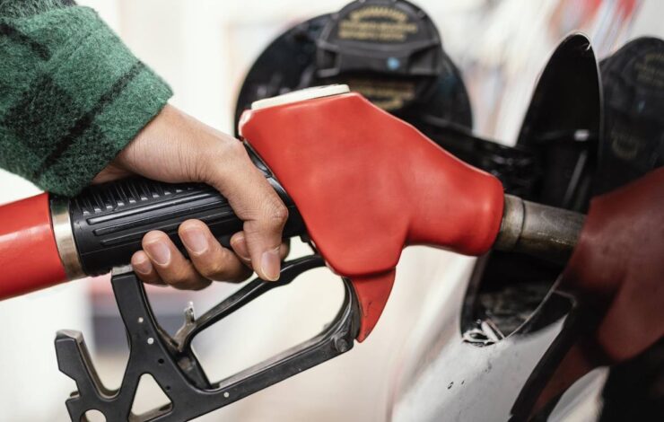 Pre&ccedil;o do diesel cai R$ 0,18 nas distribuidoras, nesta quinta-feira